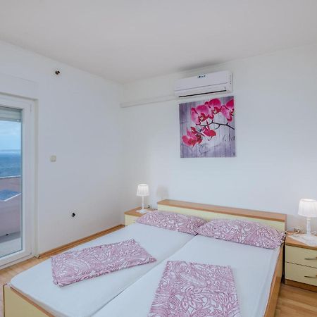 Awesome Apartment In Stara Baska 1 With Kitchen Екстер'єр фото